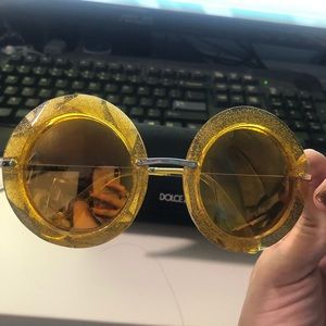 Shine bright like a D&G sunglasses 😎